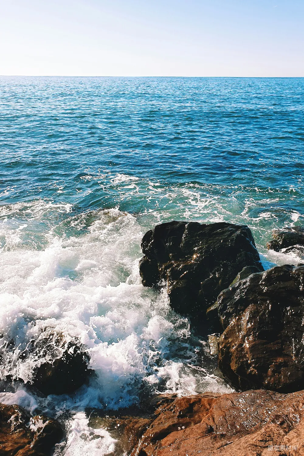 高清摄影  白天，海浪拍打着岩石海岸。