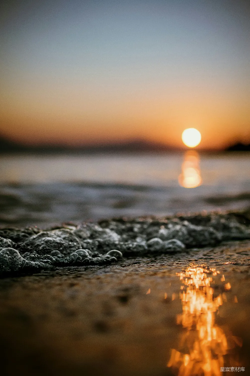 高清摄影  海浪拍打海岸的光斑摄影