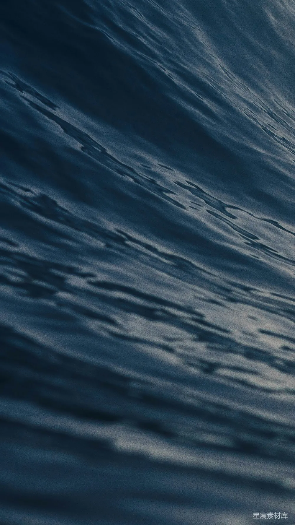 高清摄影  一个人在海浪上骑着冲浪板。