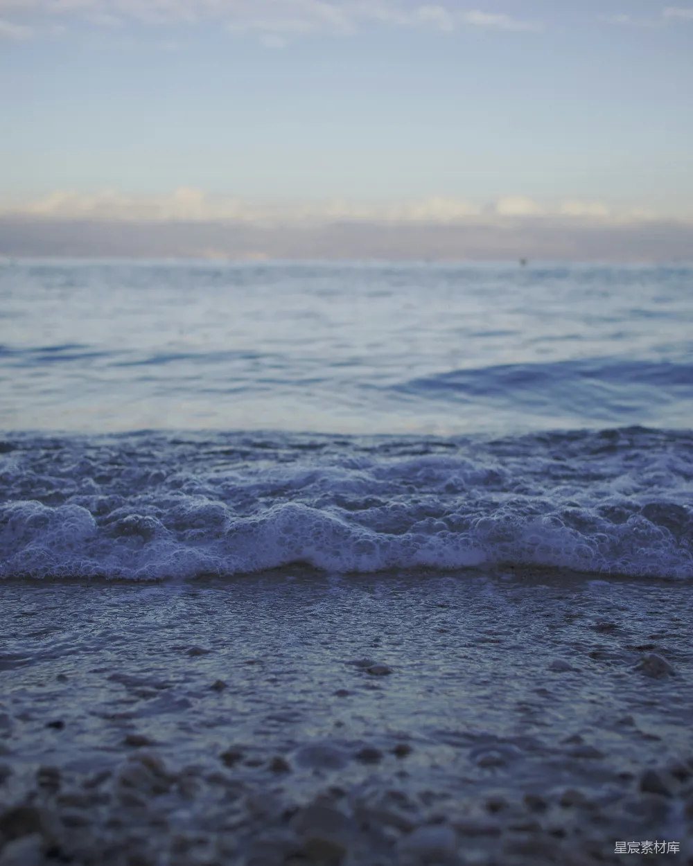 高清摄影 壁纸 自然 一个海滩，海浪在水中进进出出