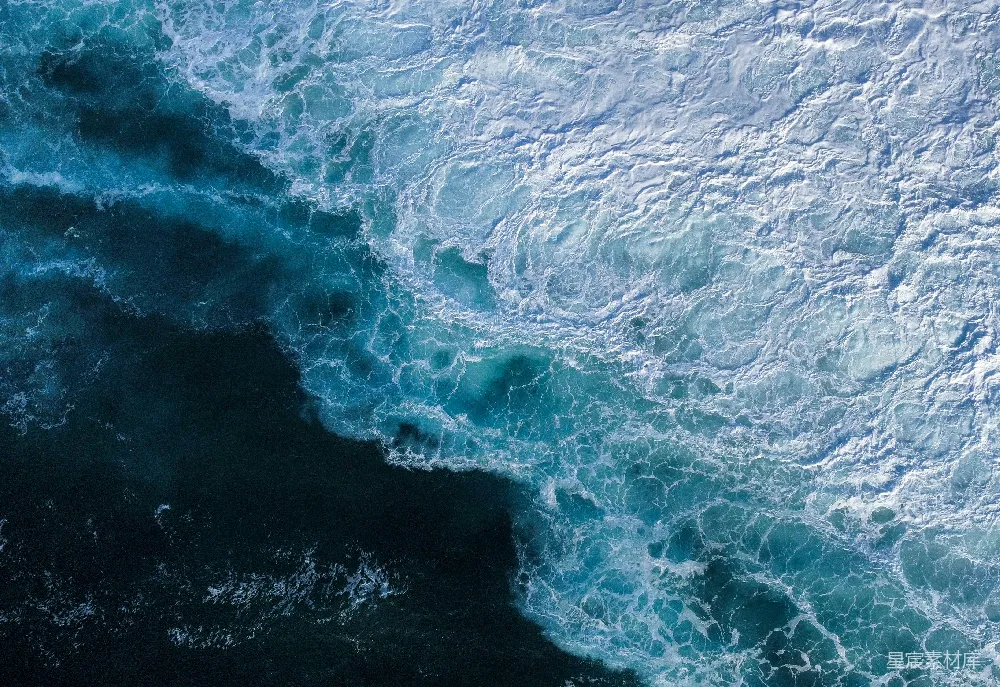 高清摄影  深海中的海浪拍打并翻滚。