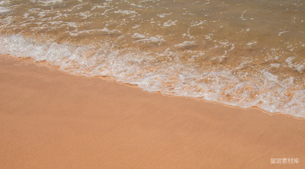高清摄影  温柔的海浪拍打着沙滩。
