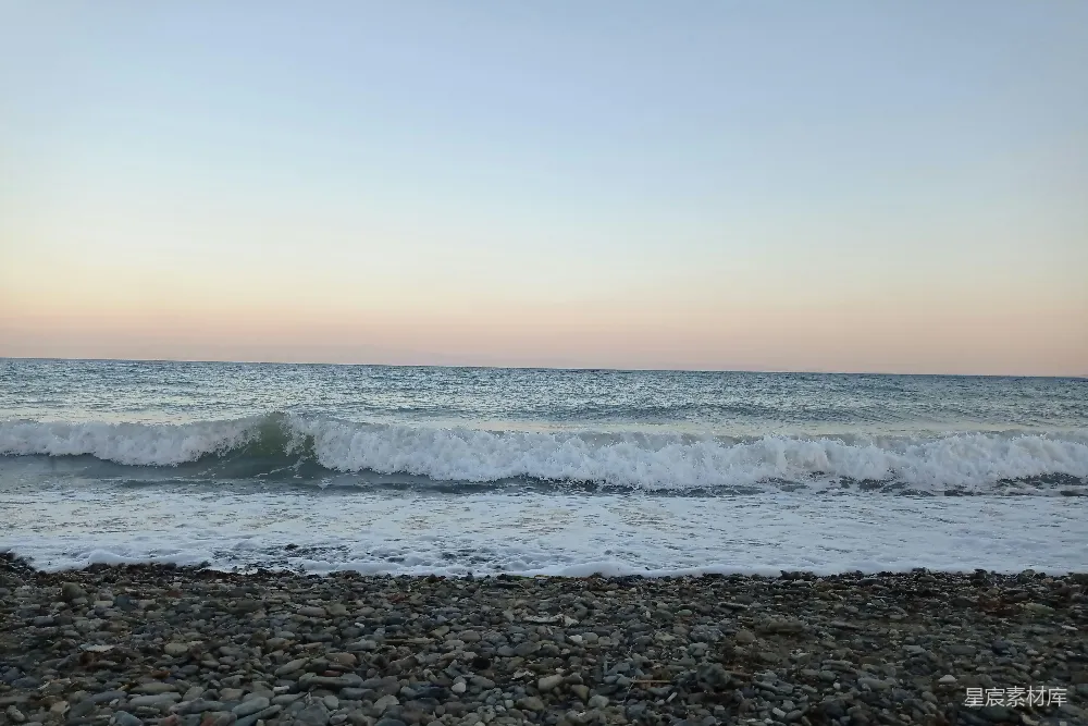 高清摄影  白天海浪拍打着海岸