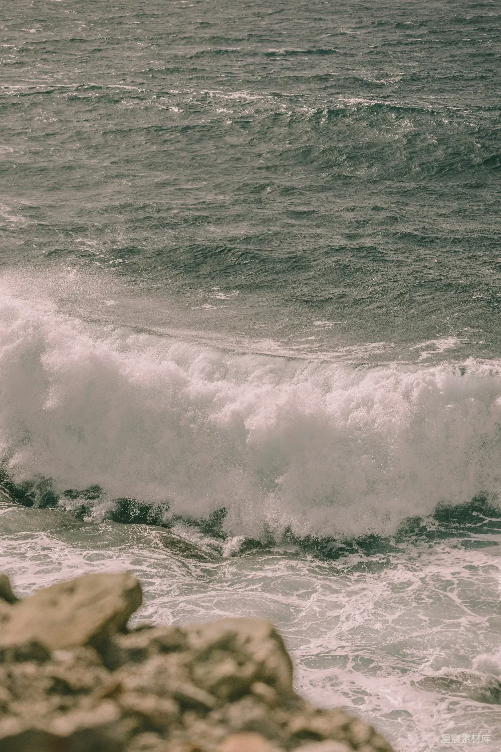 高清摄影  一个男人在海洋的波浪上骑着冲浪板。