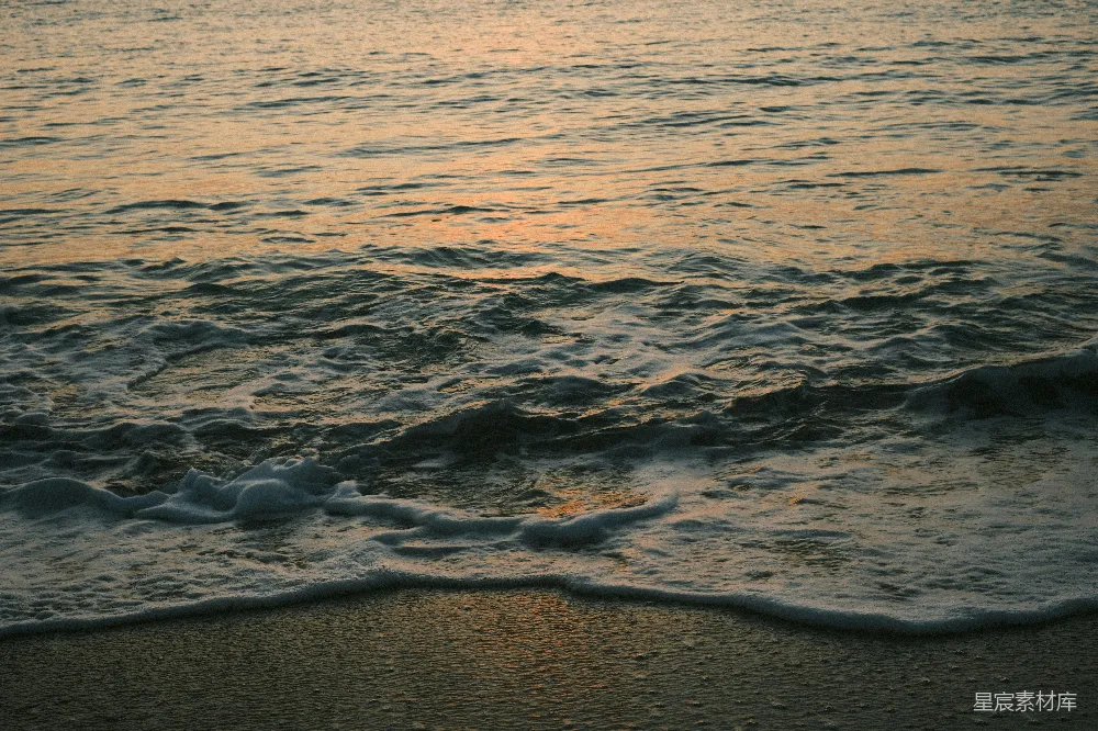 高清摄影  夕阳正在海滩上的水面上落下。
