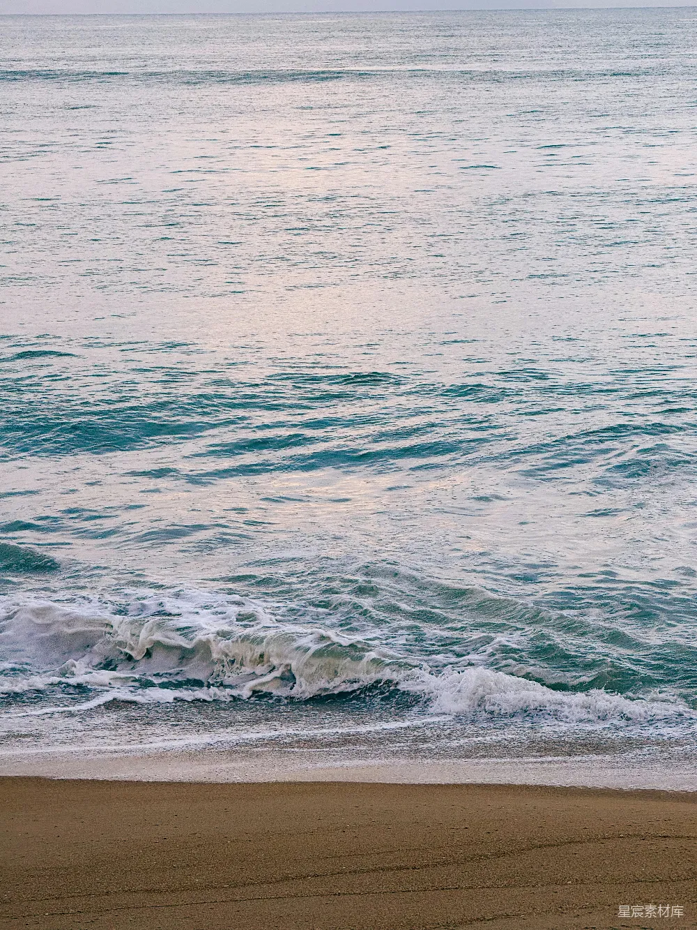 高清摄影  一个拿着冲浪板在海滩上行走的人
