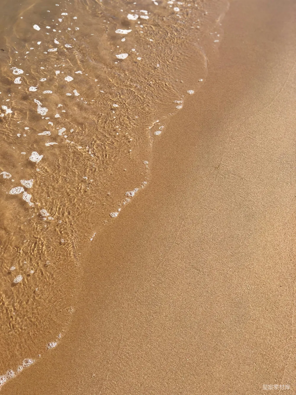 高清摄影  海滩上空的俯瞰图，海浪正在涌进来。