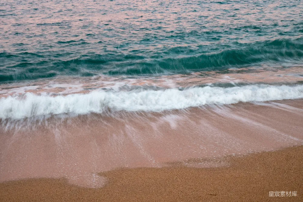 高清摄影  黄昏时分，温柔的海浪轻拍着沙滩。