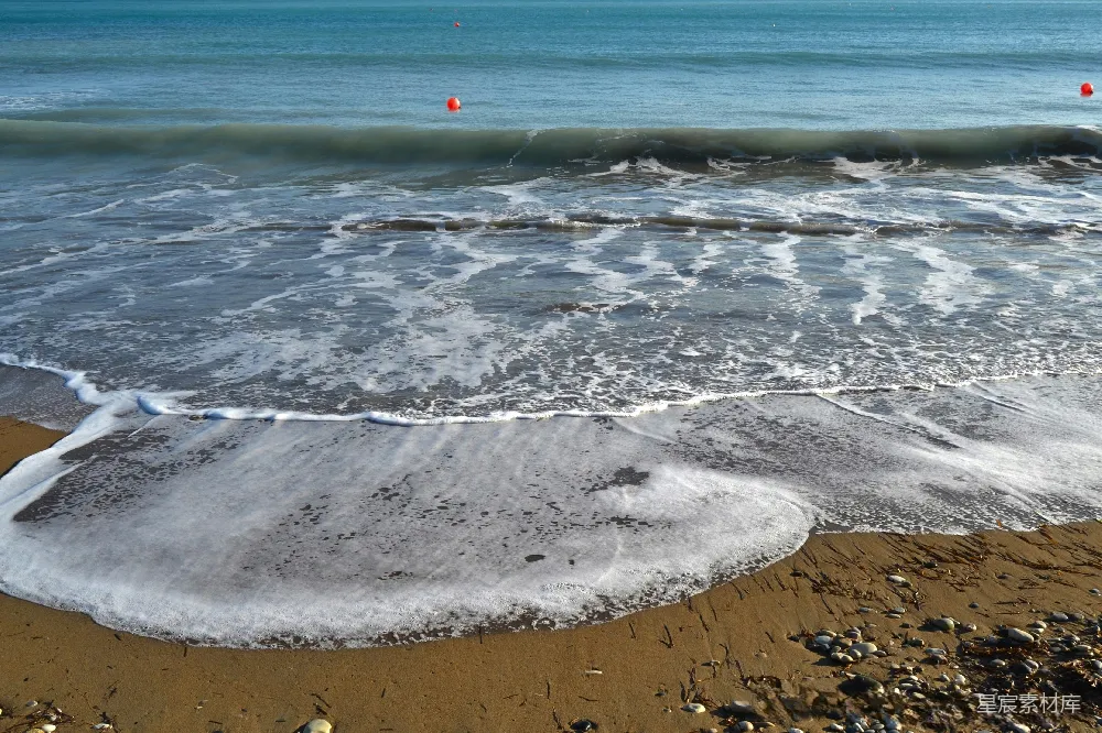 高清摄影 旅行 沙滩上，海浪拍打着岸边。
