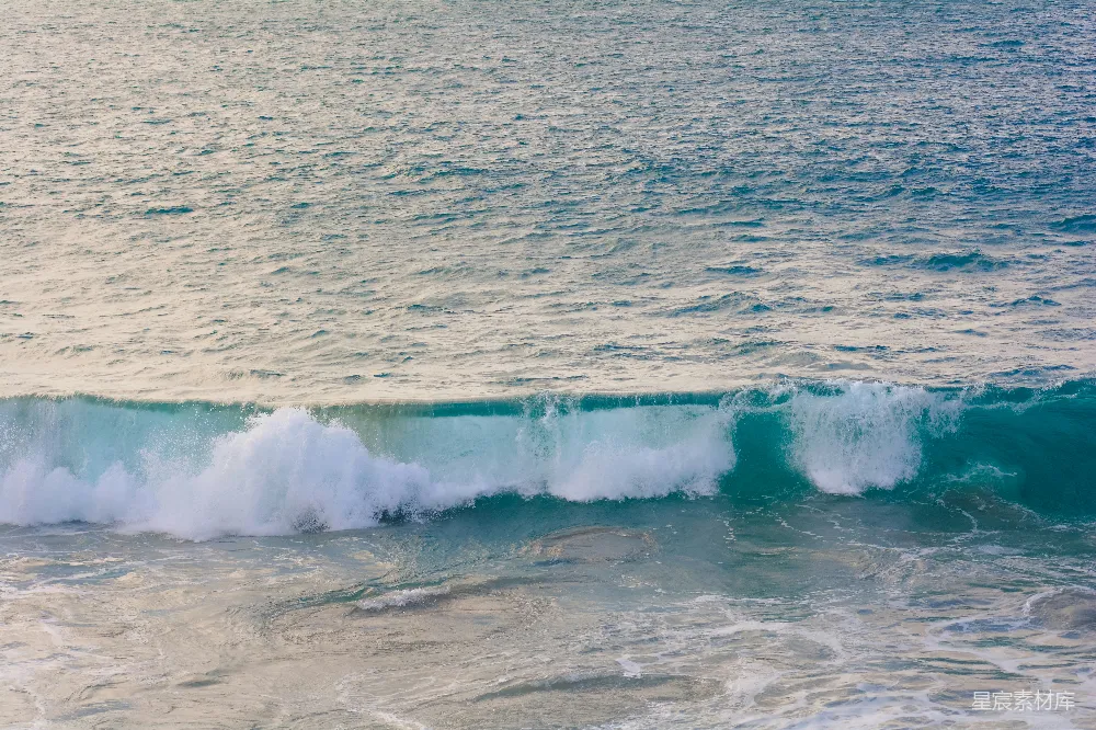 高清摄影 自然 壁纸 白天海水拍打海岸的景象