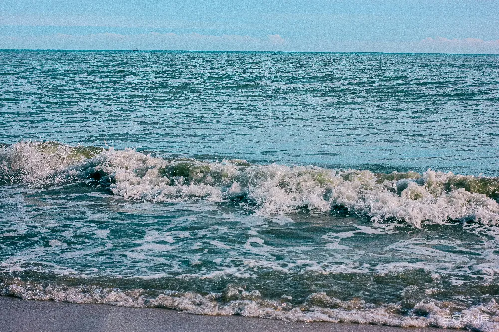 高清摄影  白天海浪拍打着海岸。