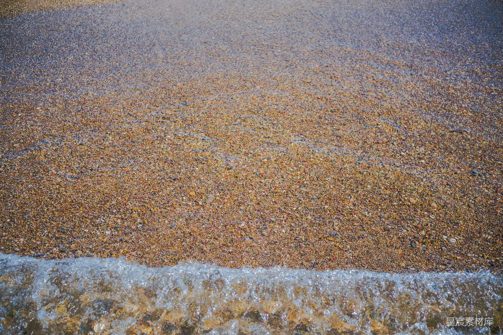 高清摄影  清澈的海水轻轻地拍打着沙滩。