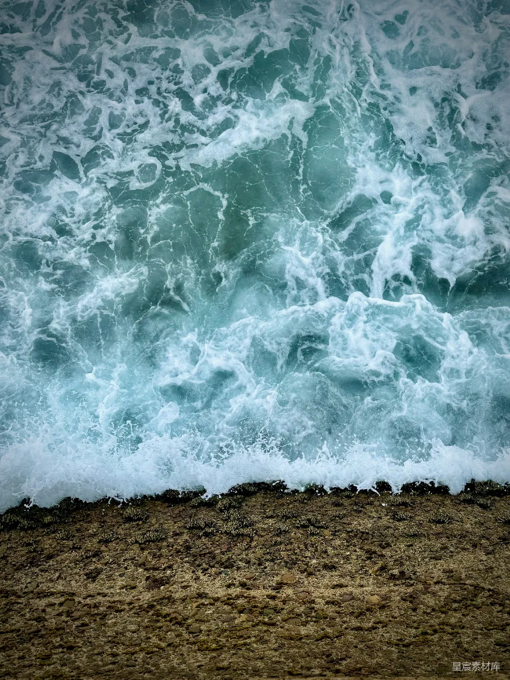 高清摄影  海浪拍打着海滩。