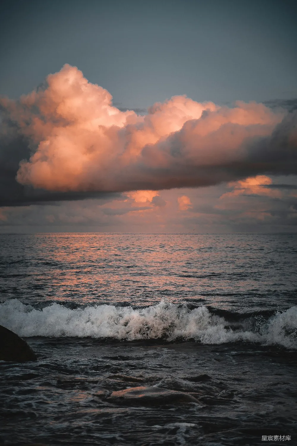 高清摄影  海浪在夕阳下拍打着海岸。