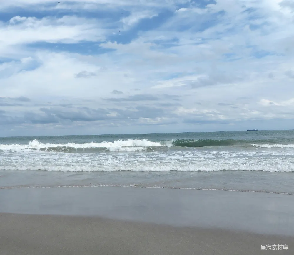 高清摄影  一个海滩，海浪拍打着岸边。