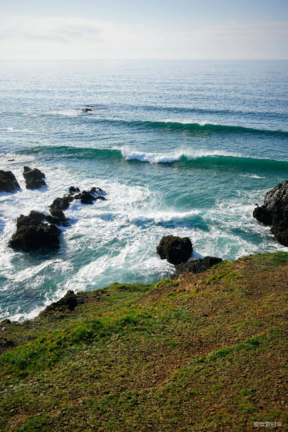 高清摄影  一个人在海浪上冲浪