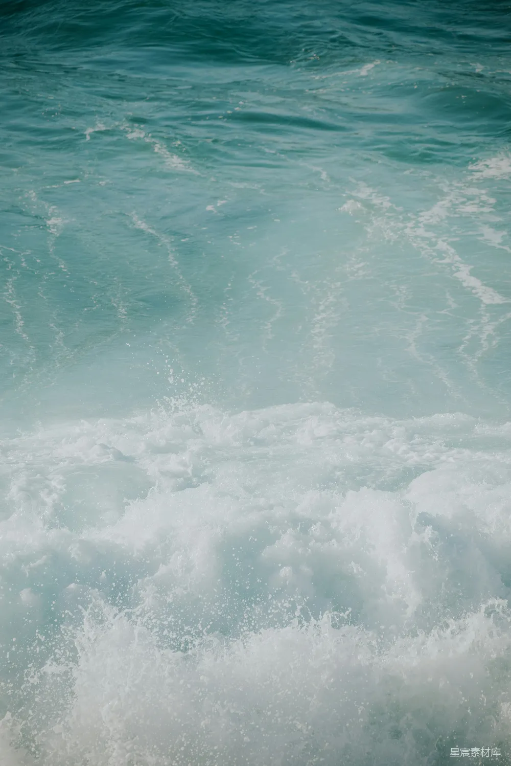 高清摄影  海浪拍打，形成美丽的海浪泡沫。