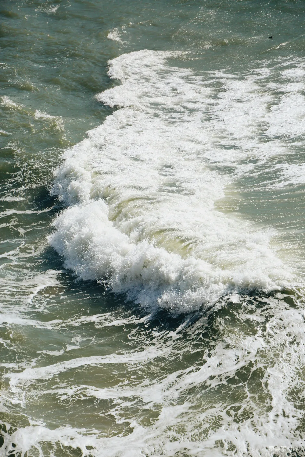高清摄影  白天，海浪拍打着海岸。