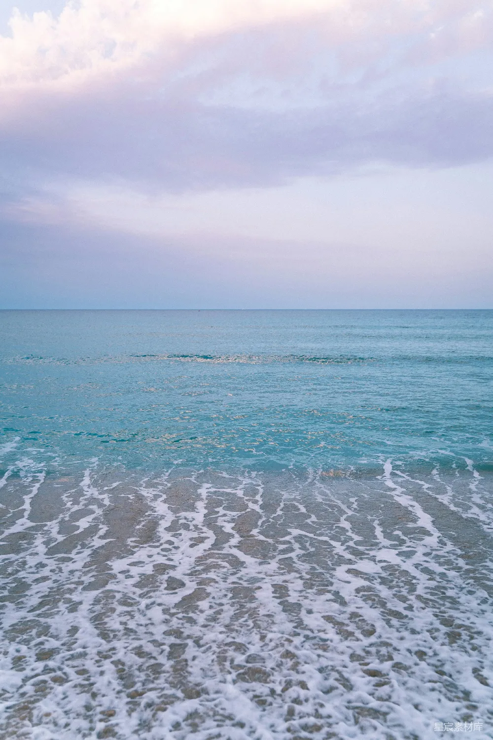 高清摄影  白天海岸边的海浪拍打岸边