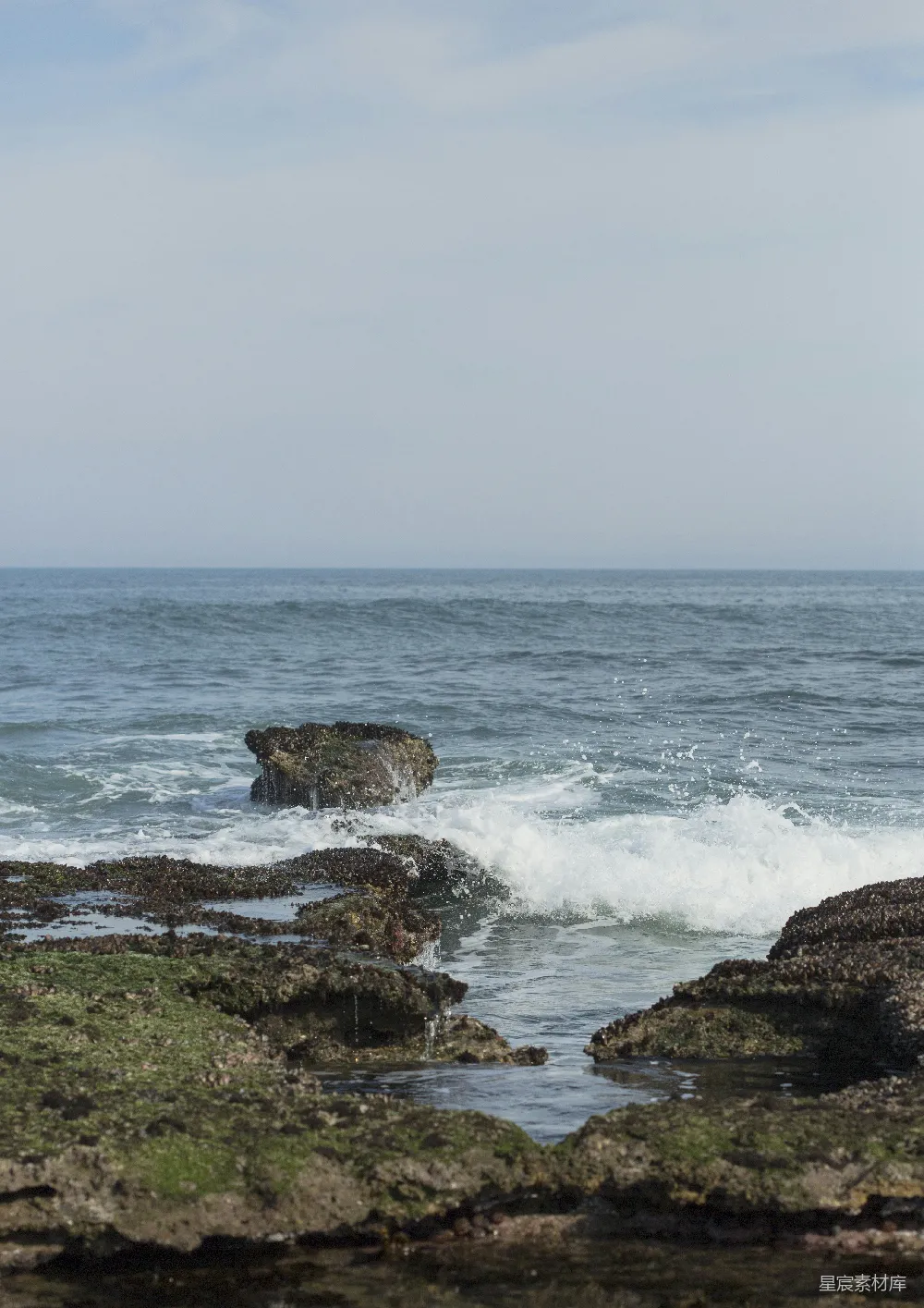 高清摄影  白天，海浪拍打着岩石。
