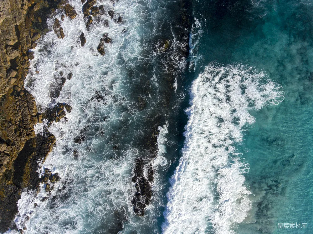 高清摄影  鸟瞰激流中的水浪拍打岩石的景象