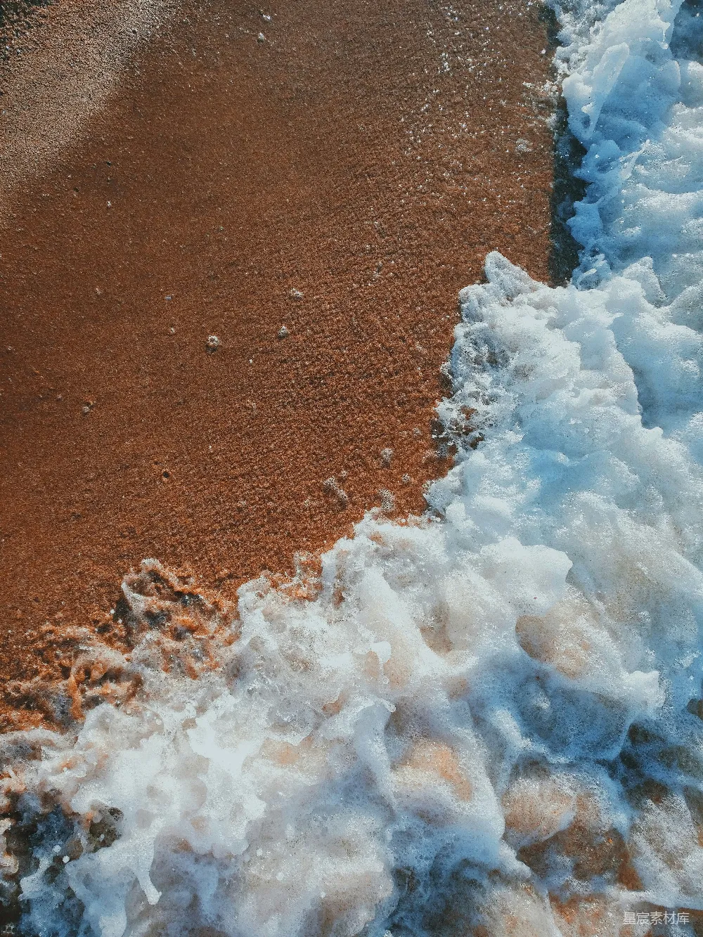 高清摄影 自然 海浪拍打着沙质海滩。