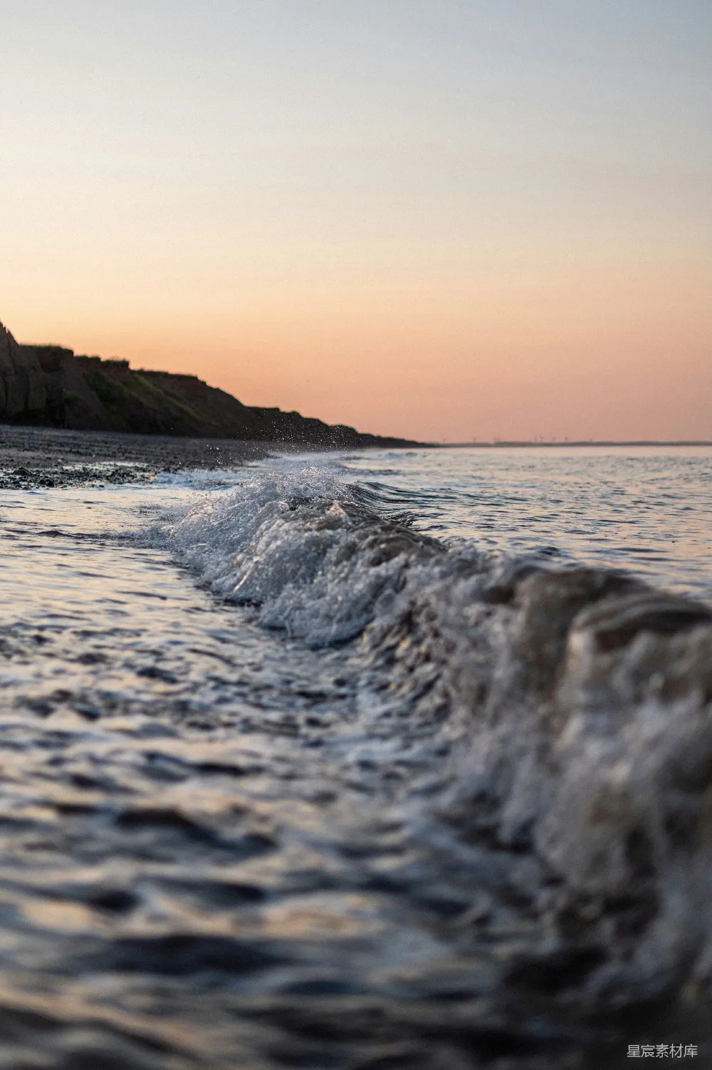 高清摄影  海浪在夕阳下拍打着海岸。
