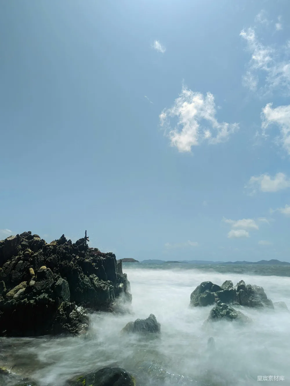 高清摄影 旅行 壁纸 自然 一片水域，岩石遍布，海浪拍打着岸边。