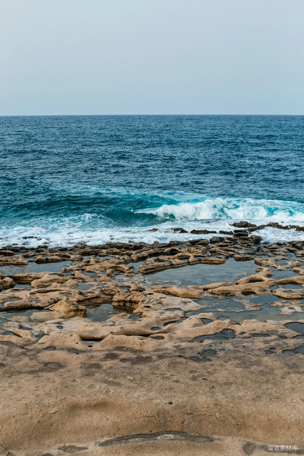 高清摄影  岩石海滩，海浪拍打