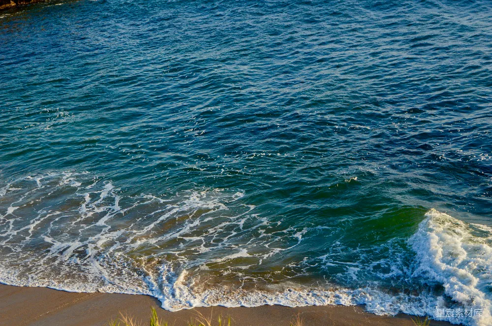 高清摄影  日间海岸上的海浪空中俯瞰图