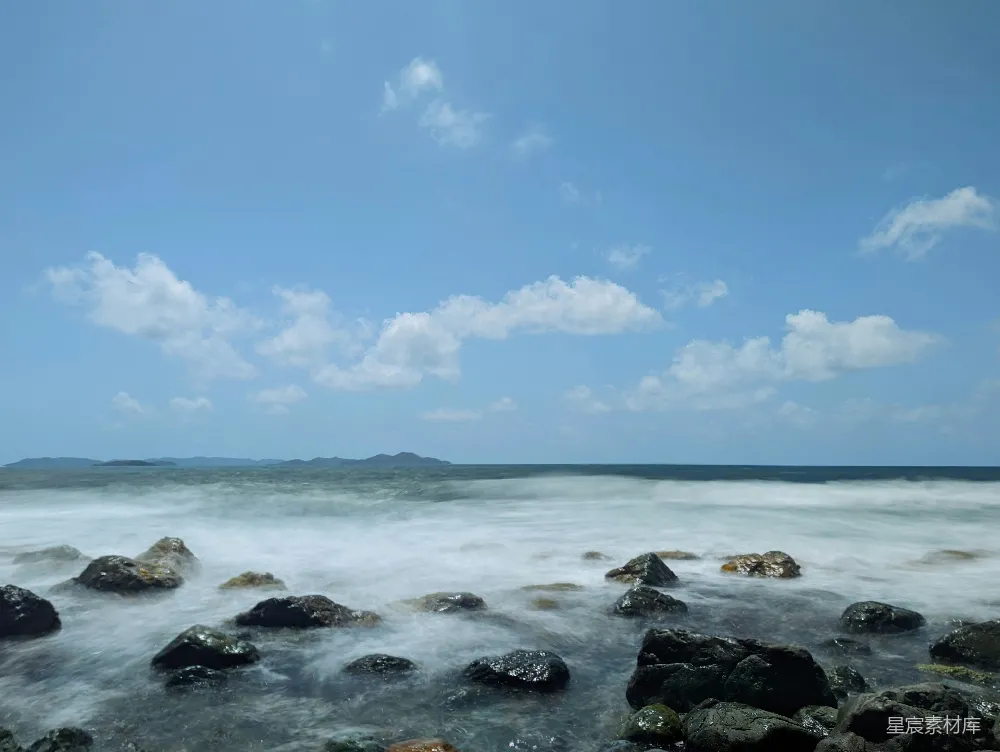 高清摄影 旅行 自然 一个岩石海滩，蓝天白云。