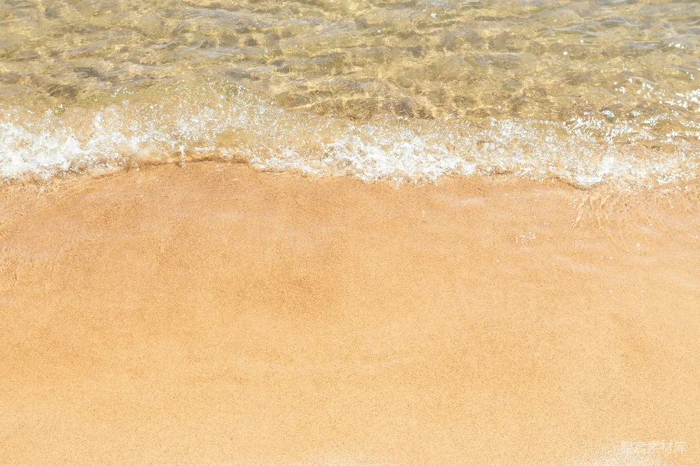 高清摄影  海浪轻轻地拍打着金色的沙滩。