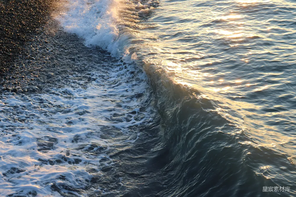 高清摄影  一股波浪正朝着海滩岸边袭来。