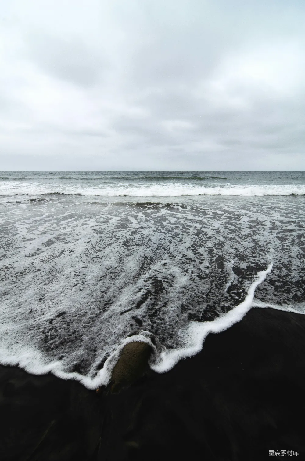 高清摄影 自然 一个海滩，海浪拍打着岸边