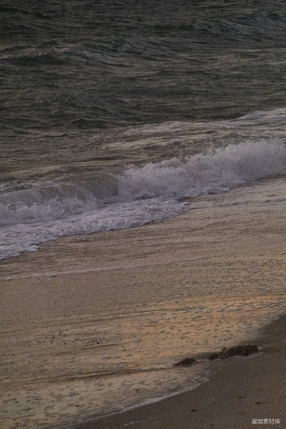 高清摄影  海浪拍打着沙滩