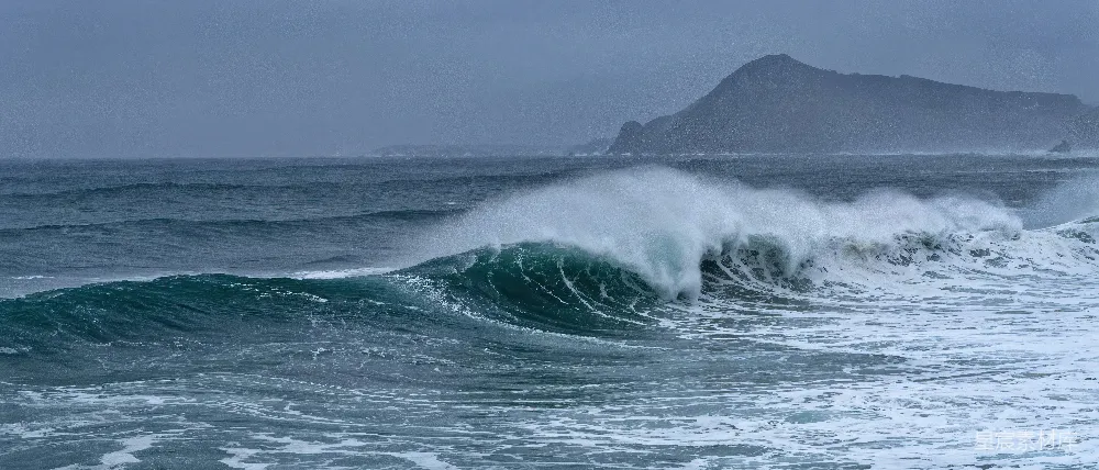 高清摄影  在暴风雨的海面上，一个巨大的海浪冲撞着。