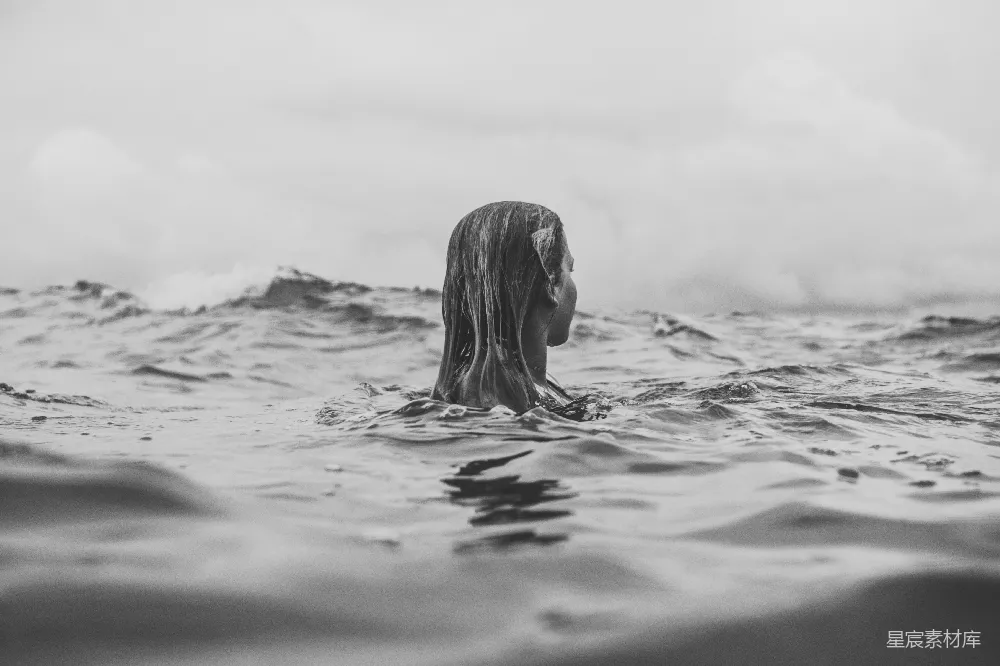 高清摄影  白天在水中的女人的灰度摄影