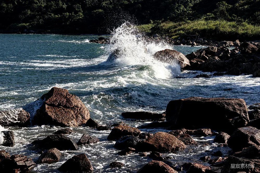 高清摄影  海浪拍打着岩石海岸的岩石。