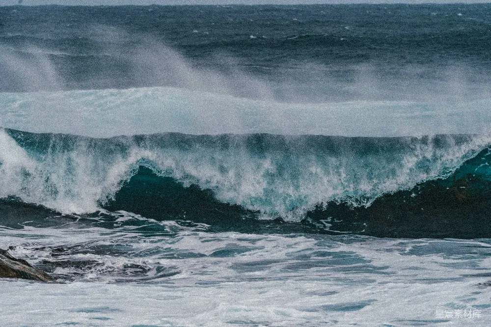 高清摄影  海浪拍打着沙滩。