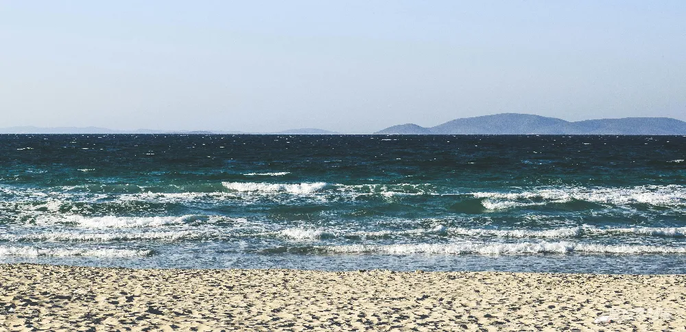 高清摄影  白天，海浪拍打着海岸。