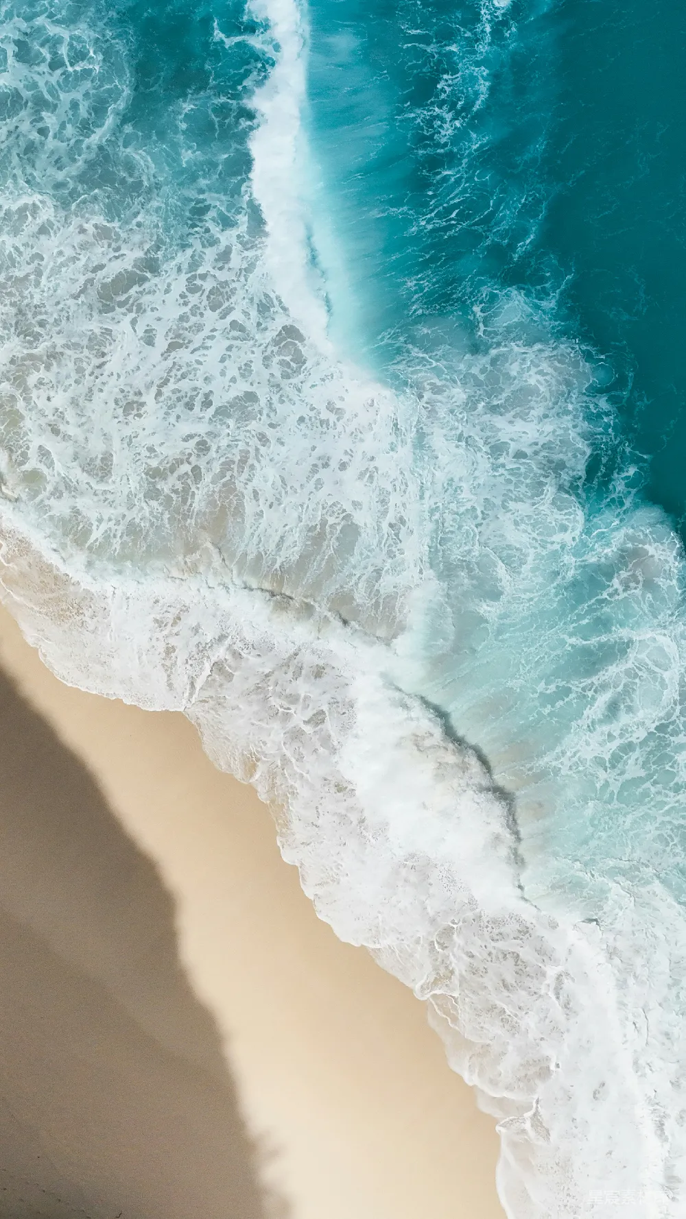 高清摄影  俯瞰海浪拍打着沙滩的场景