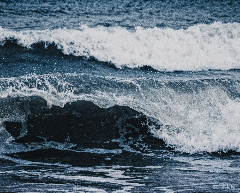 高清摄影  白天海水拍打着海岸的场景