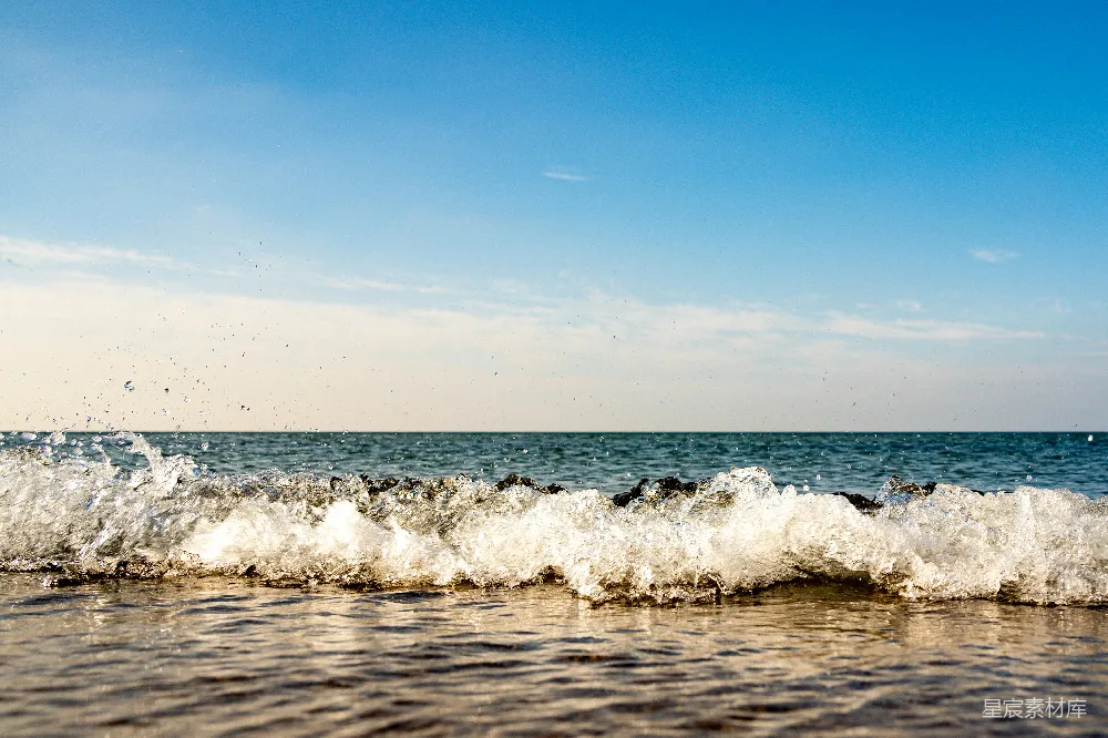 高清摄影 自然 壁纸 海浪拍打着海岸。