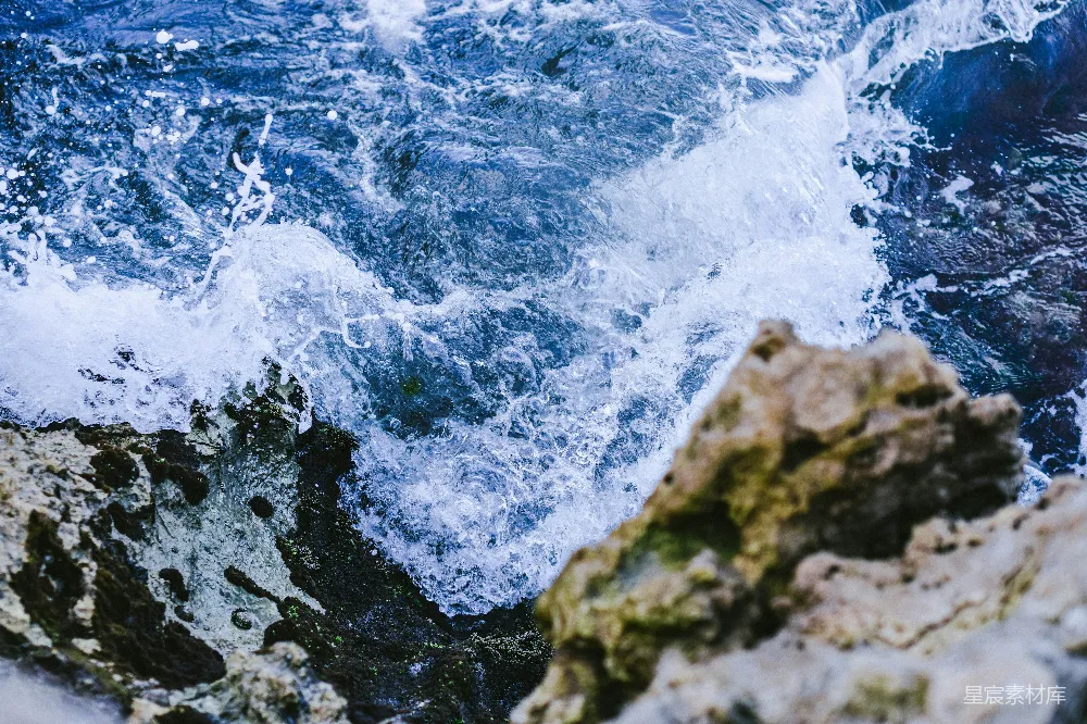 高清摄影  一幅近距离拍摄的水和岩石的场景