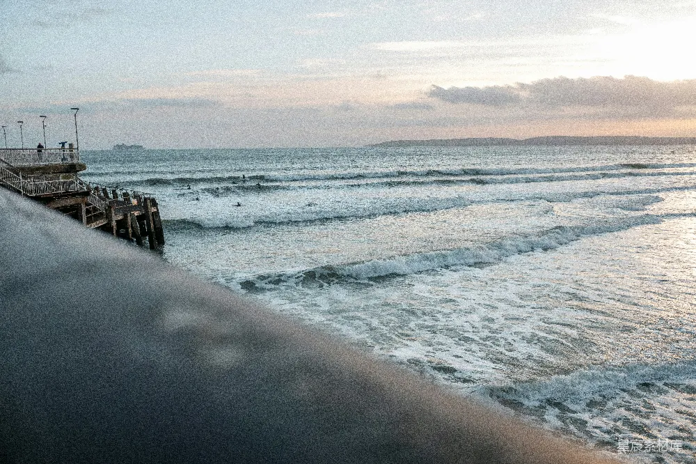 高清摄影  夕阳下海浪拍打着海岸