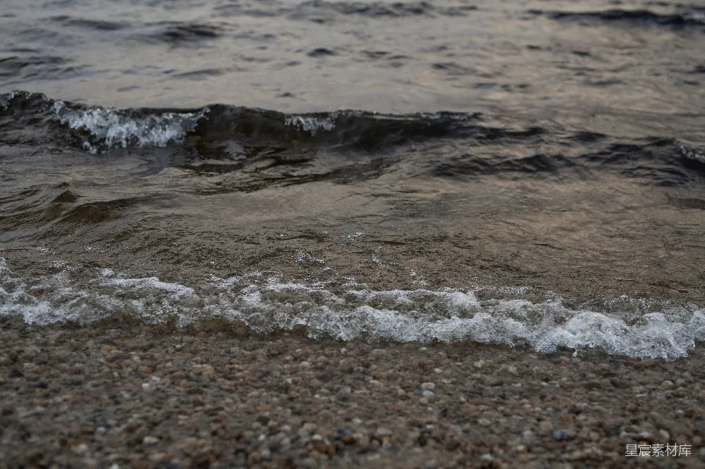 高清摄影 自然 温柔的海浪拍打着鹅卵石海滩