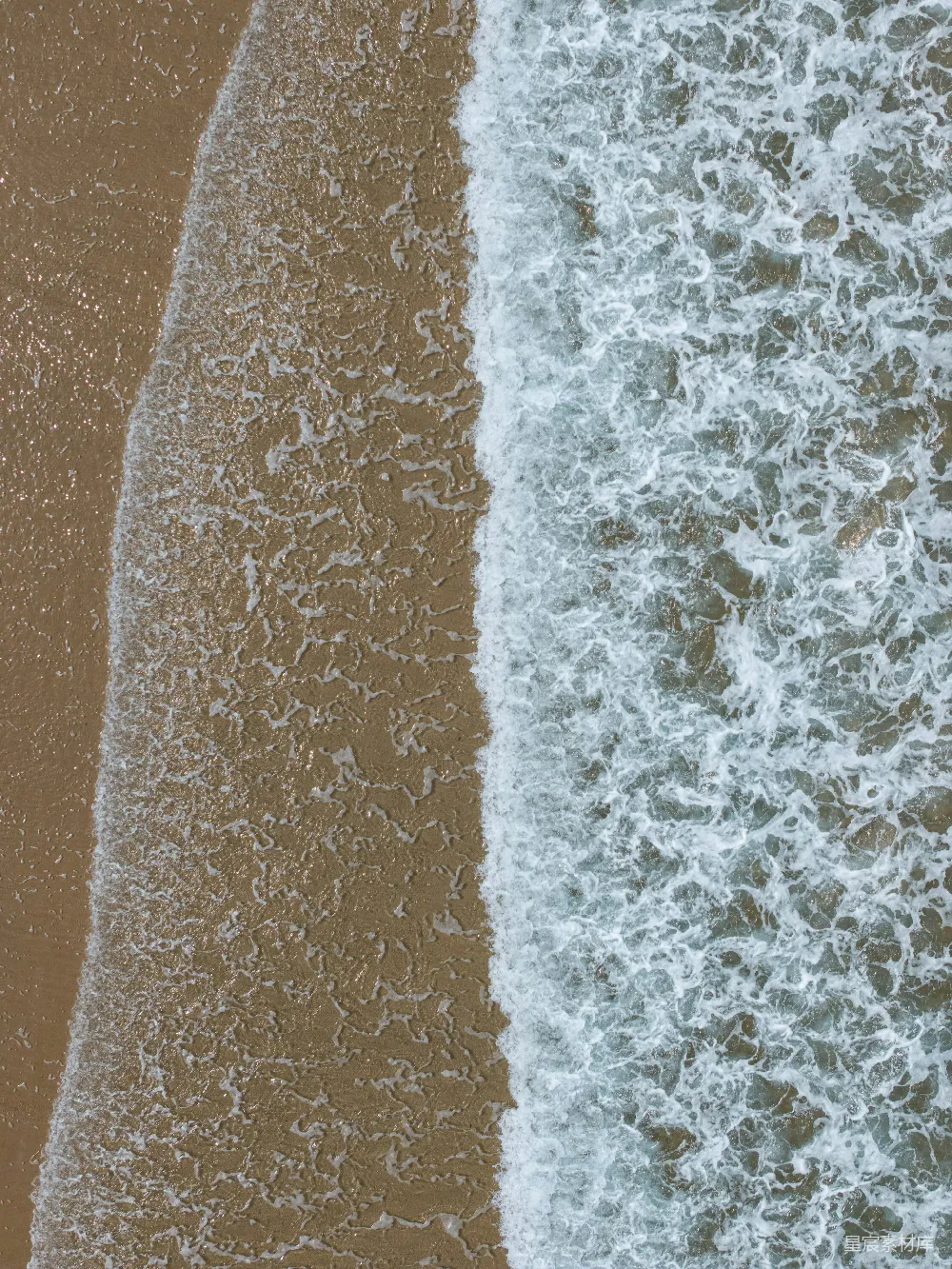 高清摄影 壁纸 自然 俯瞰海洋波浪拍打在沙滩上的景象。
