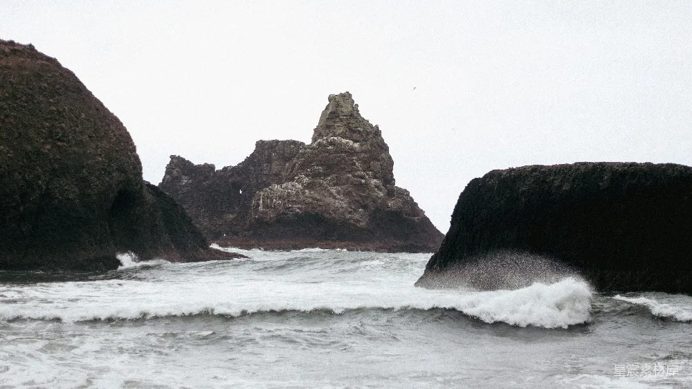 高清摄影  海浪拍打着岩石形成的地形