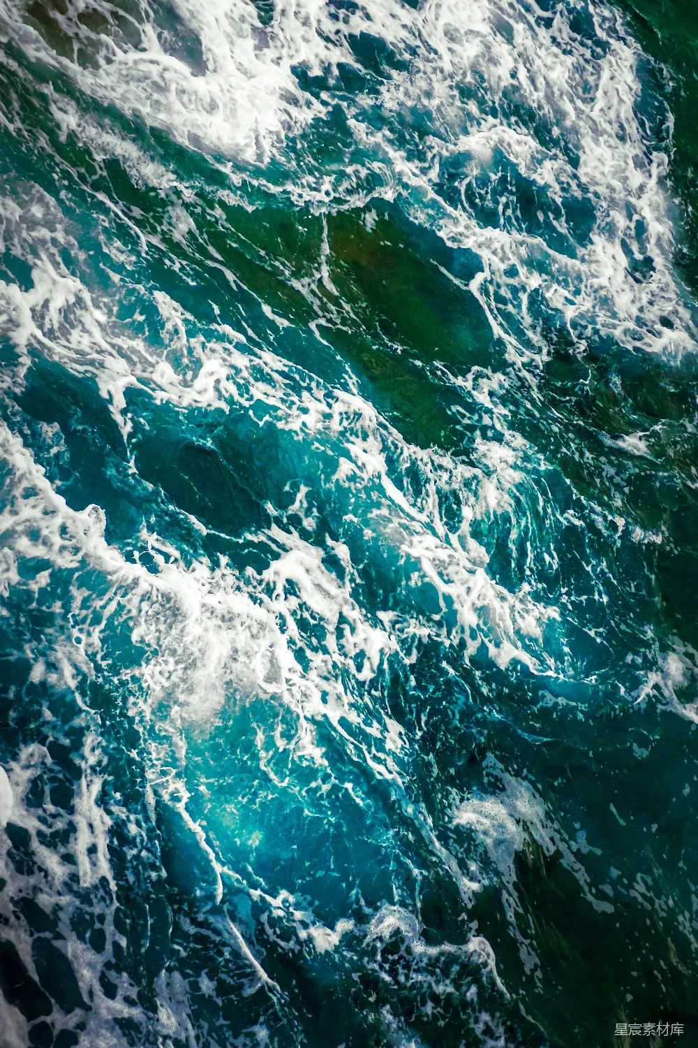 高清摄影  碧蓝色的海浪，带着白色的泡沫。