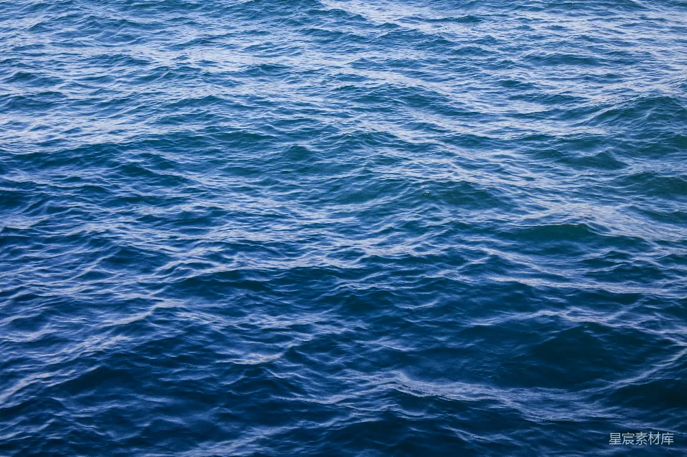高清摄影  一艘船漂浮在大水体上